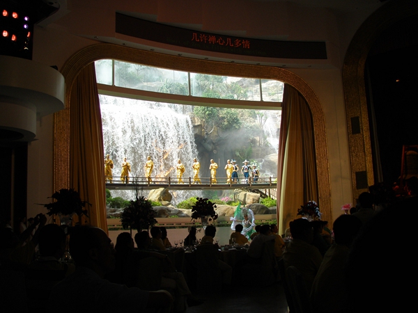 深圳茶園多功能劇場(chǎng)室內(nèi)全彩色LED屏