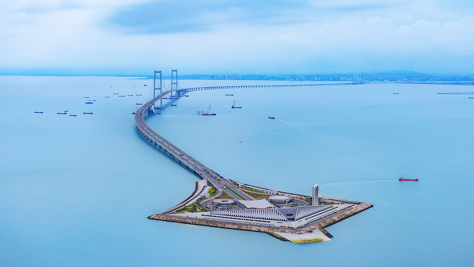 深圳晚報客戶端報道,深中通道通車,繼港珠澳大橋后,上海三思再度點亮超級工程